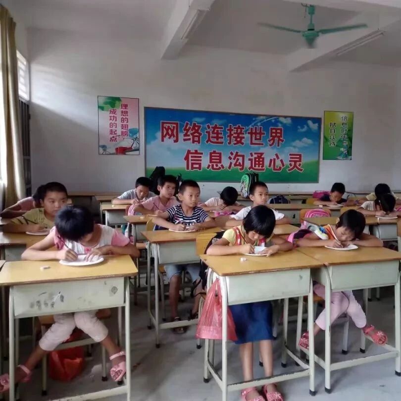 揭阳河内小学课堂：孩子们伏案写作业